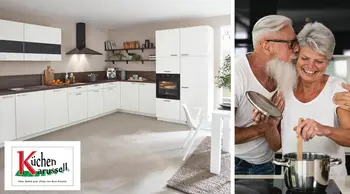 Helle Einbauküche mit Holzarbeitsplatte und offenen Regalen im Küchenstudio Küchenkarussell. Ein Paar kocht gemeinsam und zeigt Freude am modernen Küchendesign.